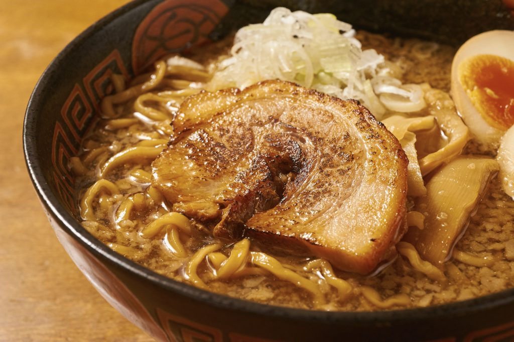 埼玉・大宮駅の近くにある「らぅ麺　ガラ喰楽学校」。絶品醤油ラーメンが人気の店！まずは一杯、頼んでみて！