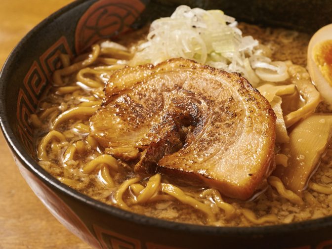 埼玉・大宮駅の近くにある「らぅ麺　ガラ喰楽学校」。絶品醤油ラーメンが人気の店！まずは一杯、頼んでみて！