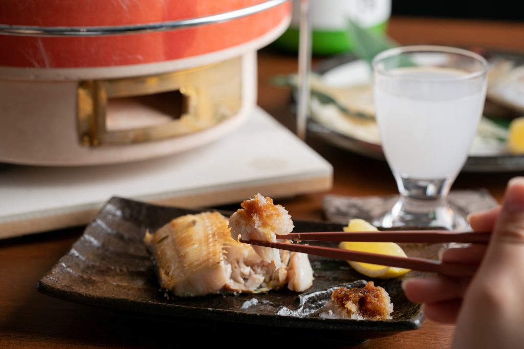 京都・伏見にある和食居酒屋「日本酒と炭火焼 藤丸（ふじまる）」で国産牛の炭火焼きや鮮魚のお造りを楽しむ