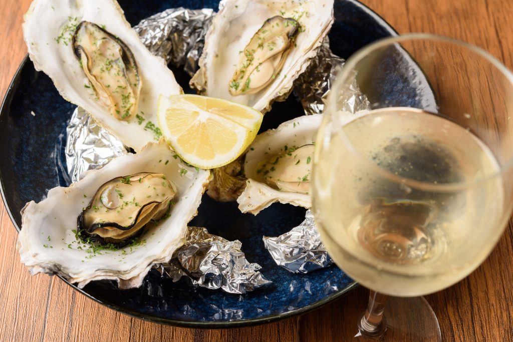 広島駅周辺・エキニシにある「Oyster & Smoked BAR SANGO（さんご）」さんのクチコミレポート。幅広い調理法で牡蠣を楽しむオイスターバー！