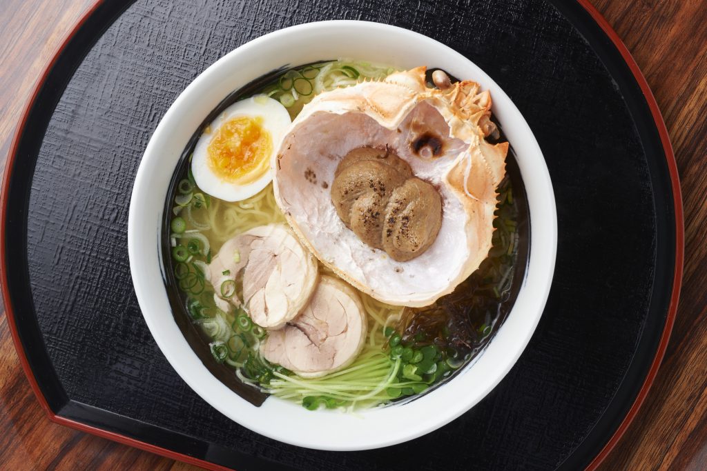 秋田市中通、秋田駅近くにあるラーメン食堂「ぐらん麺 α（あるふぁ）」さんのクチコミレポート。ひと味もふた味も違う、特製炙り蟹みそ塩ラーメンを気軽に楽しめる人気店。