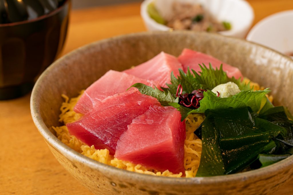 大阪市内・難波駅周辺にある「海鮮旬菜 うお佐（かいせんしゅんさい うおさ）」さんのクチコミレポート。昼でも夜でも楽しめる和食居酒屋