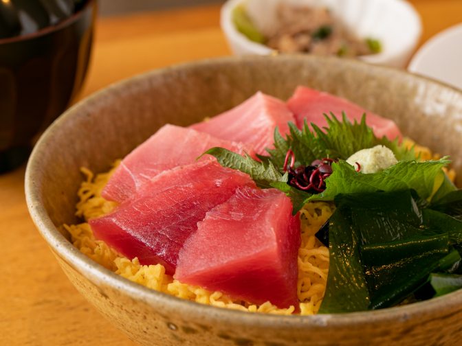 大阪市内・難波駅周辺にある「海鮮旬菜 うお佐（かいせんしゅんさい うおさ）」さんのクチコミレポート。昼でも夜でも楽しめる和食居酒屋