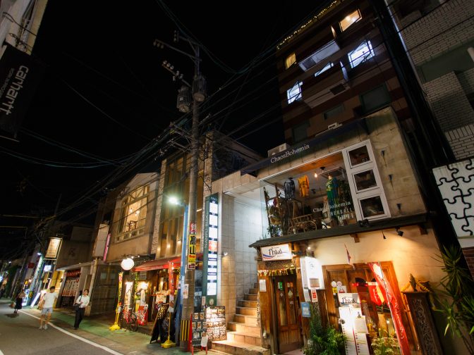 福岡市中央区大名、天神駅から歩いてすぐのダイニングバー「cafe＆bar midium（ミディアム）大名」。夜景を眺めながら、デートや女子会、パーティーが出来るお店。