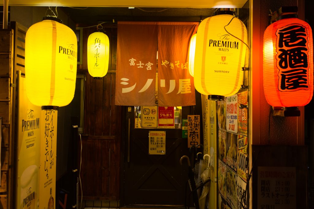 吉塚の居酒屋、飲み屋で宴会をするなら「シノリ屋」。昭和レトロな店内で、静岡のB級グルメ「富士宮焼きそば」が楽しめるお店。