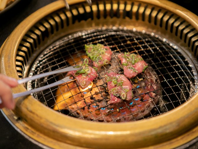 加古川、播磨町の焼肉、ホルモン店「焼肉レストランよつば亭」。食べ放題よりお得？！ボリューム満点の焼肉盛り合わせが自慢！