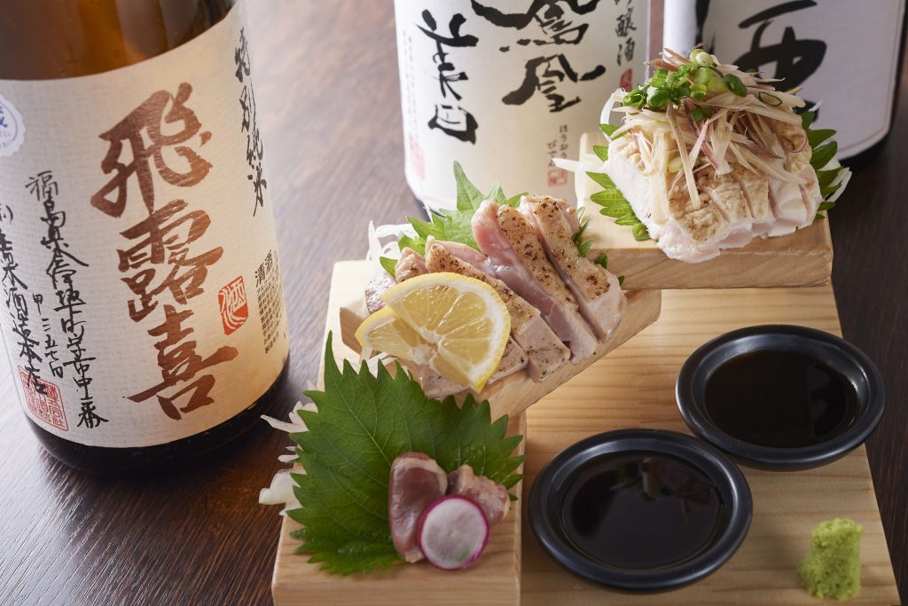 札幌市内・すすきの駅周辺にある居酒屋「炭火焼き鳥と鳥刺し 絢鳥（あやとり）すすきの店」さんのクチコミレポート。デート、宴会におすすめのモダンな空間！〝鶏肉専門〟の焼き鳥居酒屋