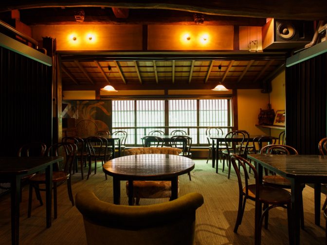 レトロでおしゃれなデートディナーならここ！福岡市東区・箱崎の居酒屋 天井桟敷（てんじょうさじき）。