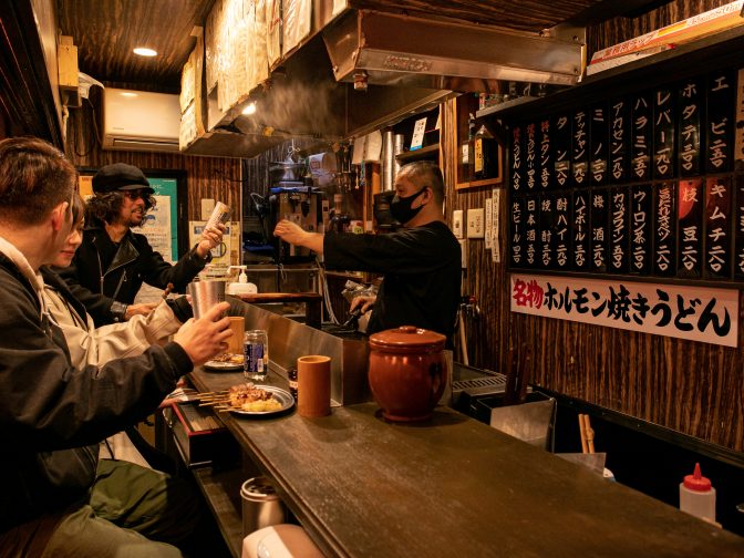 大阪市・心斎橋、難波周辺の居酒屋「ホルモン焼きうどん 夕凪（ゆうなぎ）」さんのクチコミレポート。一人飲み、二軒目使いにもおすすめ