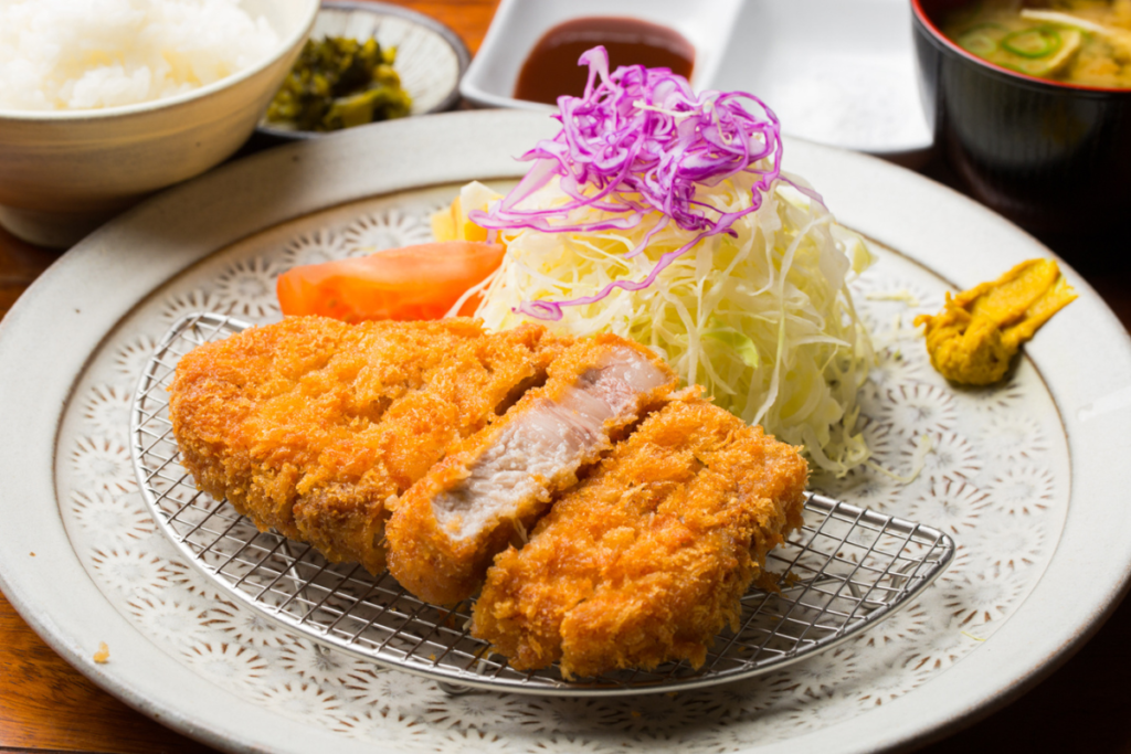 福岡市・平尾｜「とんかつ家族」人気！おしゃれなカフェ風店内で味わうサクサクとんかつ