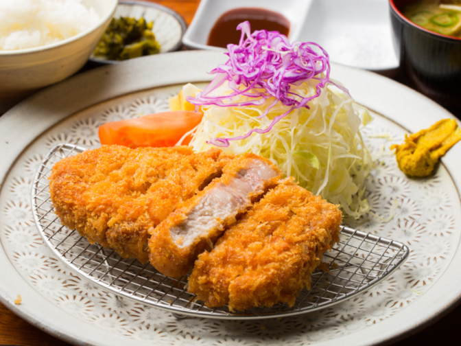 福岡市・平尾｜「とんかつ家族」人気！おしゃれなカフェ風店内で味わうサクサクとんかつ