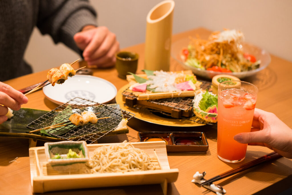 福岡市・六本松駅周辺の和食居酒屋「魚ヲ朴葉ル ごくつぶし（サカナヲホオバル ごくつぶし）」さんのクチコミレポート。飛騨高山の郷土料理“朴葉焼き”や手打ち蕎麦がおすすめ