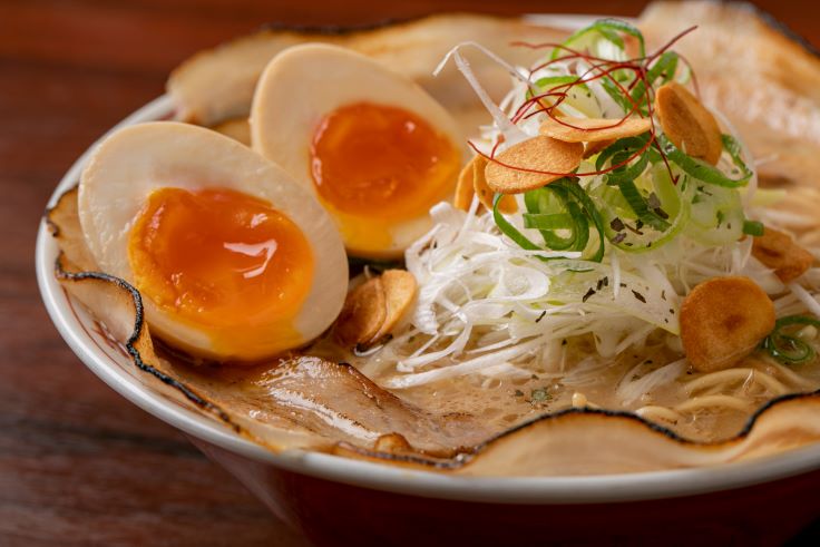 京都市・木津川市に6店舗構えるラーメン屋「熟成麺屋　神来」さんのクチコミレポート。醤油ベースの鶏ガラ豚骨ラーメンと焼き飯、唐揚げが人気