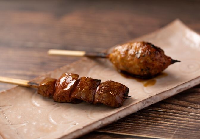 広島市・立町周辺の焼き鳥「焼 むらかみ」さんのクチコミレポート。〝天草大王〟などブランド鶏の鶏料理が人気