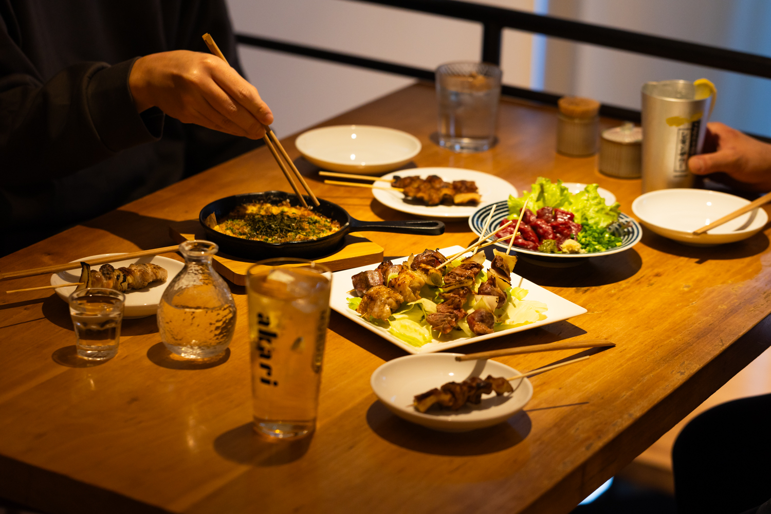福岡市・渡辺通駅周辺にある「居酒屋akari（いざかやあかり）」さんと「くねくね」さんのクチコミレポート。朝引き鶏の焼き鳥や久留米産の馬肉を使用した馬肉料理がおすすめ