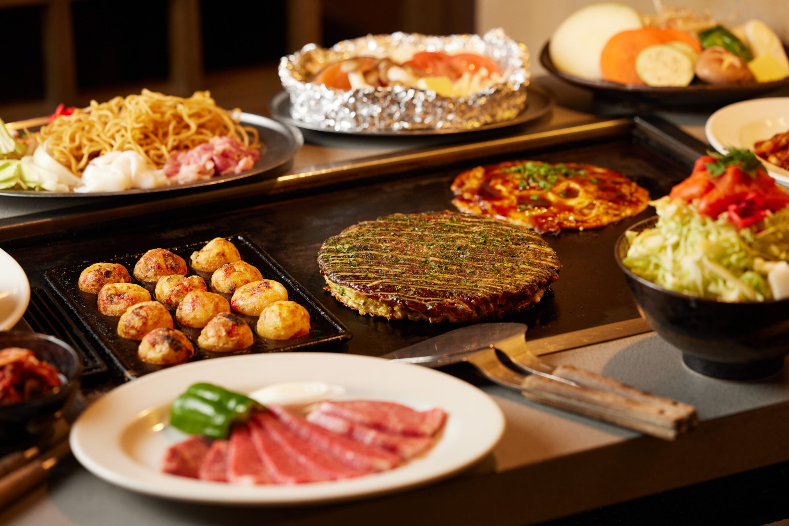 神田駅近くの鉄板焼き屋「でくのぼう」さんのクチコミレポート。豊富なラインナップのたこ焼き・お好み焼き・鉄板焼きメニューとドリンクメニューは夜ご飯・飲み会・宴会におすすめ