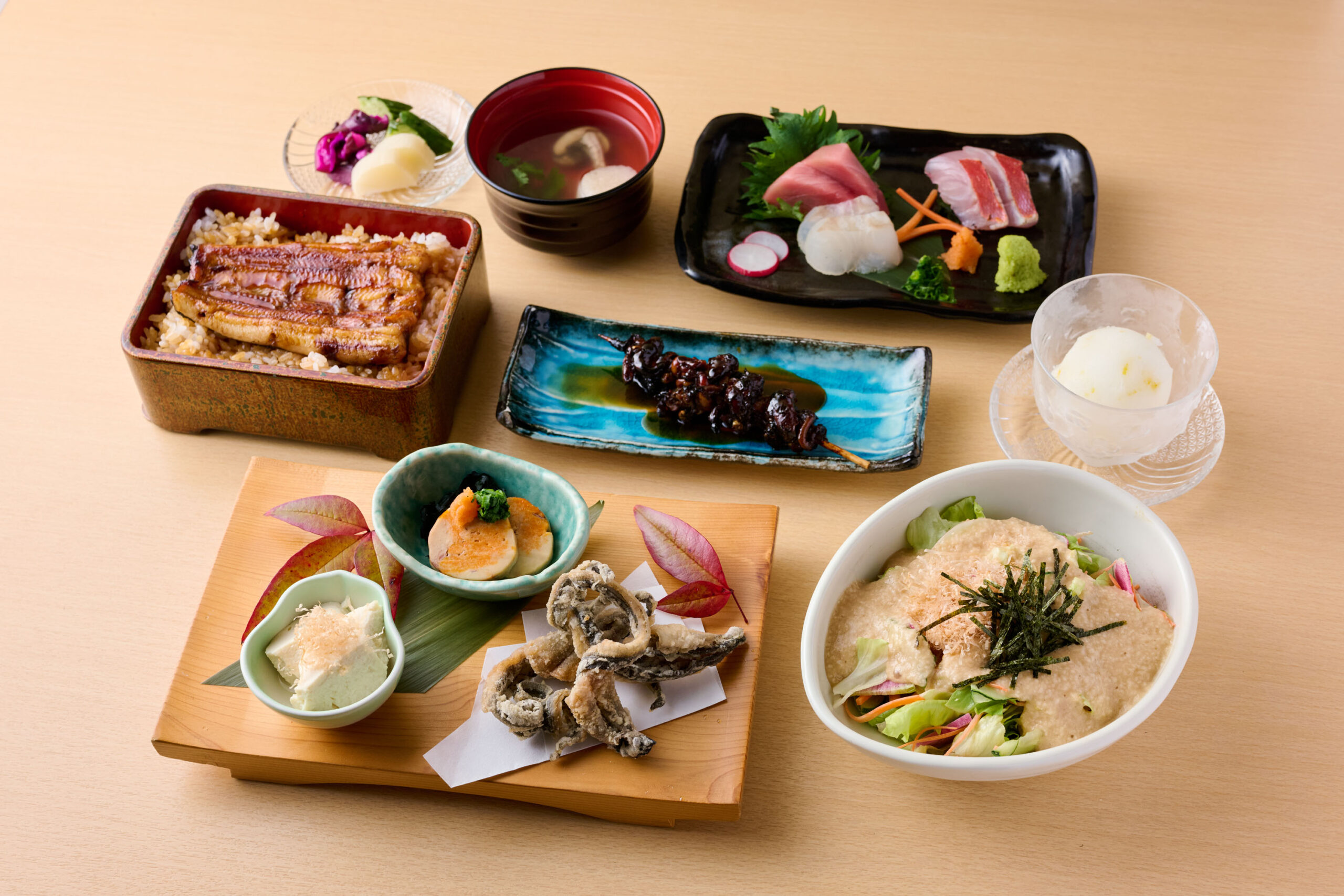 川崎市・武蔵小杉駅周辺の鰻屋「うなぎ食堂 柳ばし」さんのクチコミレポート。100年以上継ぎ足されてきた特製ダレが深みを与える〝うな重〟と豊富な一品料理を味わう居酒屋使いがおすすめ