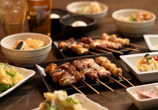 国立市・国立駅周辺の居酒屋「えにし家」さんのクチコミレポート。銘柄鶏の〝焼き鳥〟や国産豚の〝焼きとん〟などの串焼きと創作料理が人気