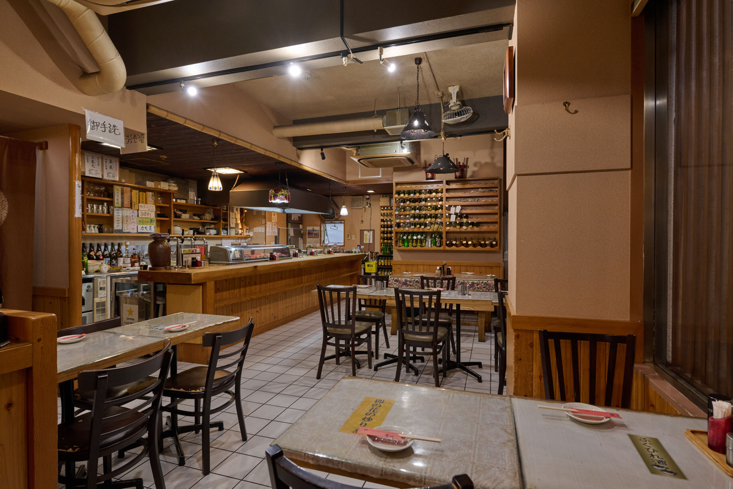 テーブル席と立ち飲みスタイルのカウンターがある店内
