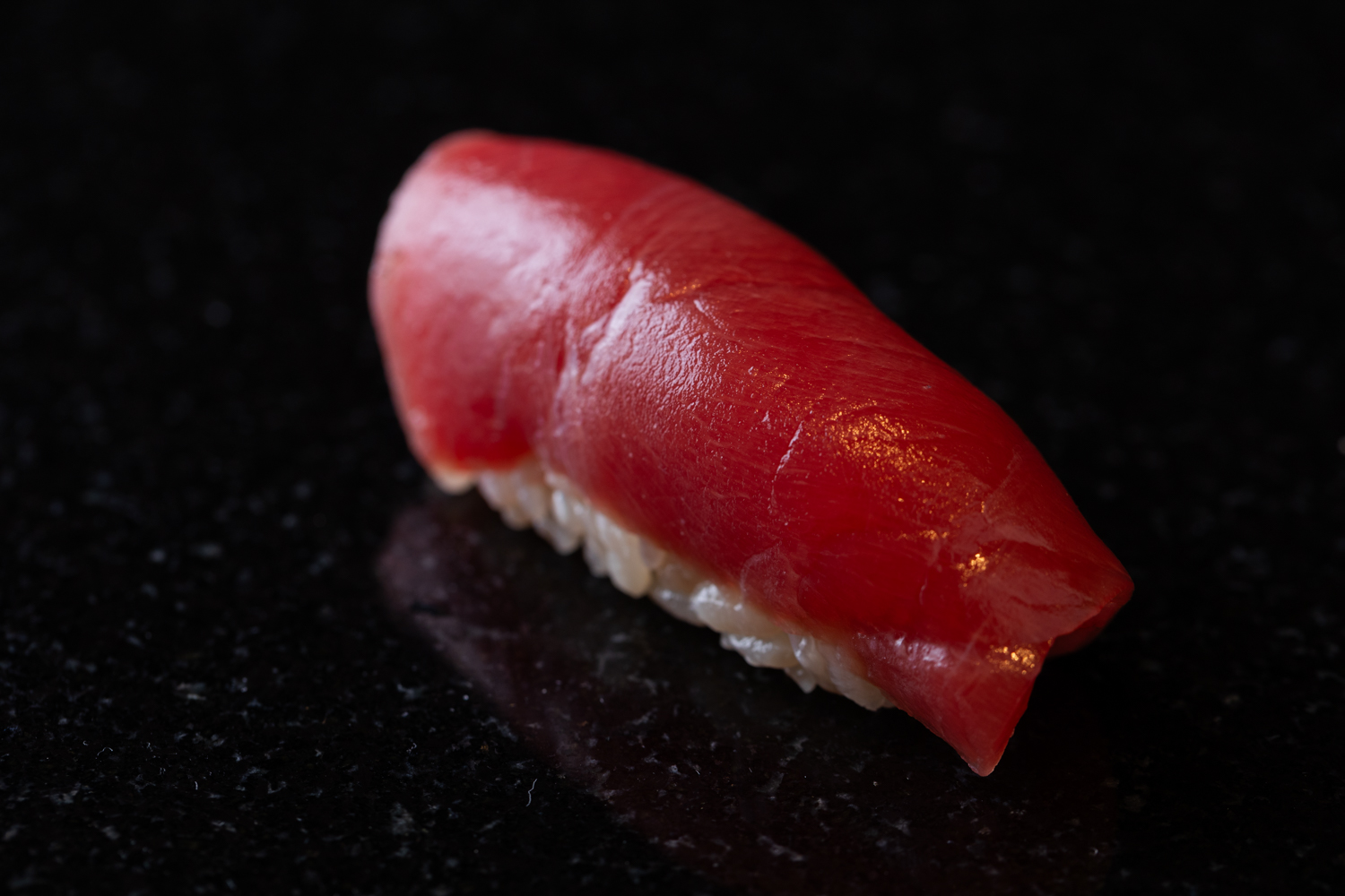 熟成赤酢や純粋赤酢などをブレンドした酢とコシヒカリを用いたシャリで握るマグロの寿司