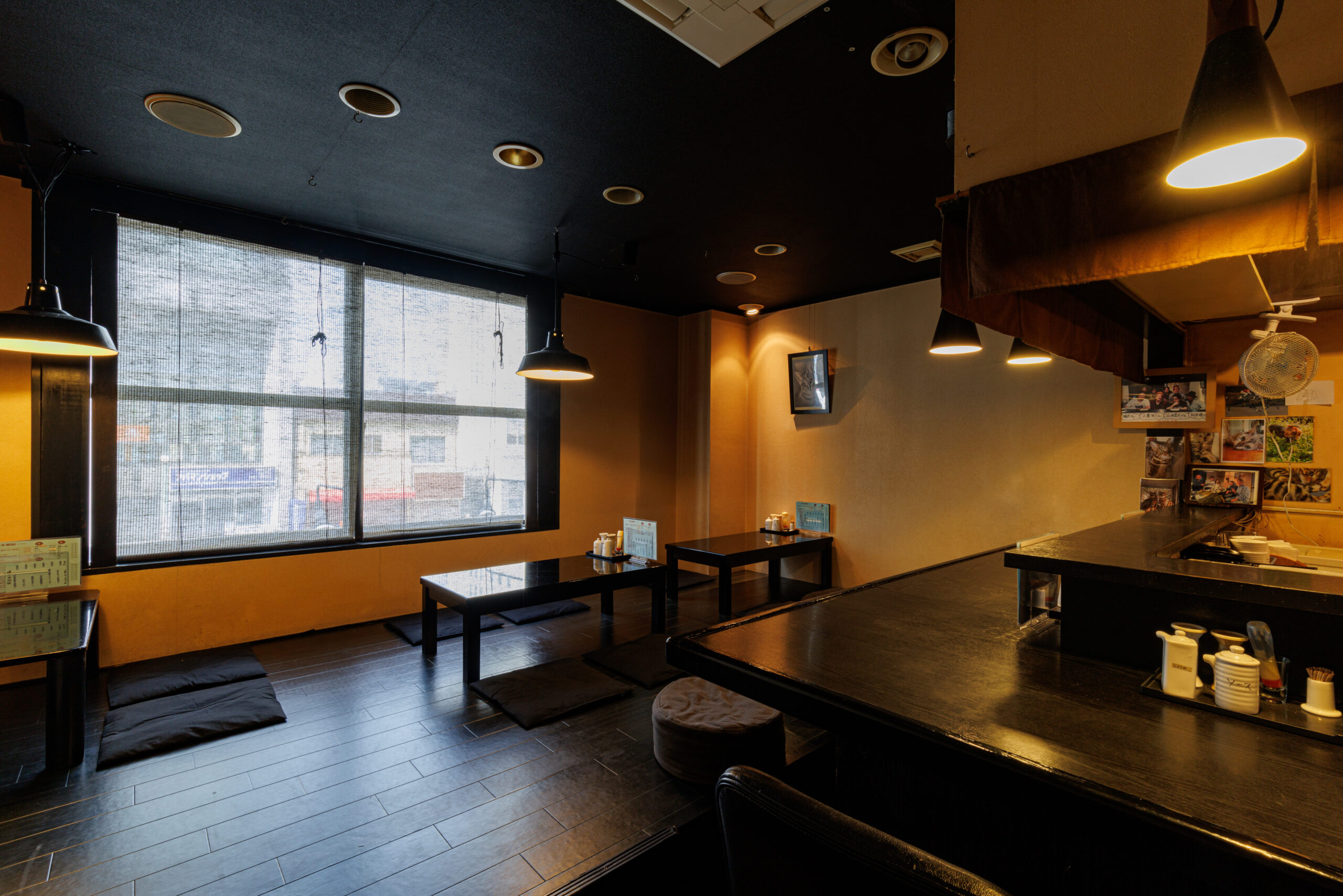 一人飲みに適したカウンター席と飲み会におすすめのお座敷席がある店内