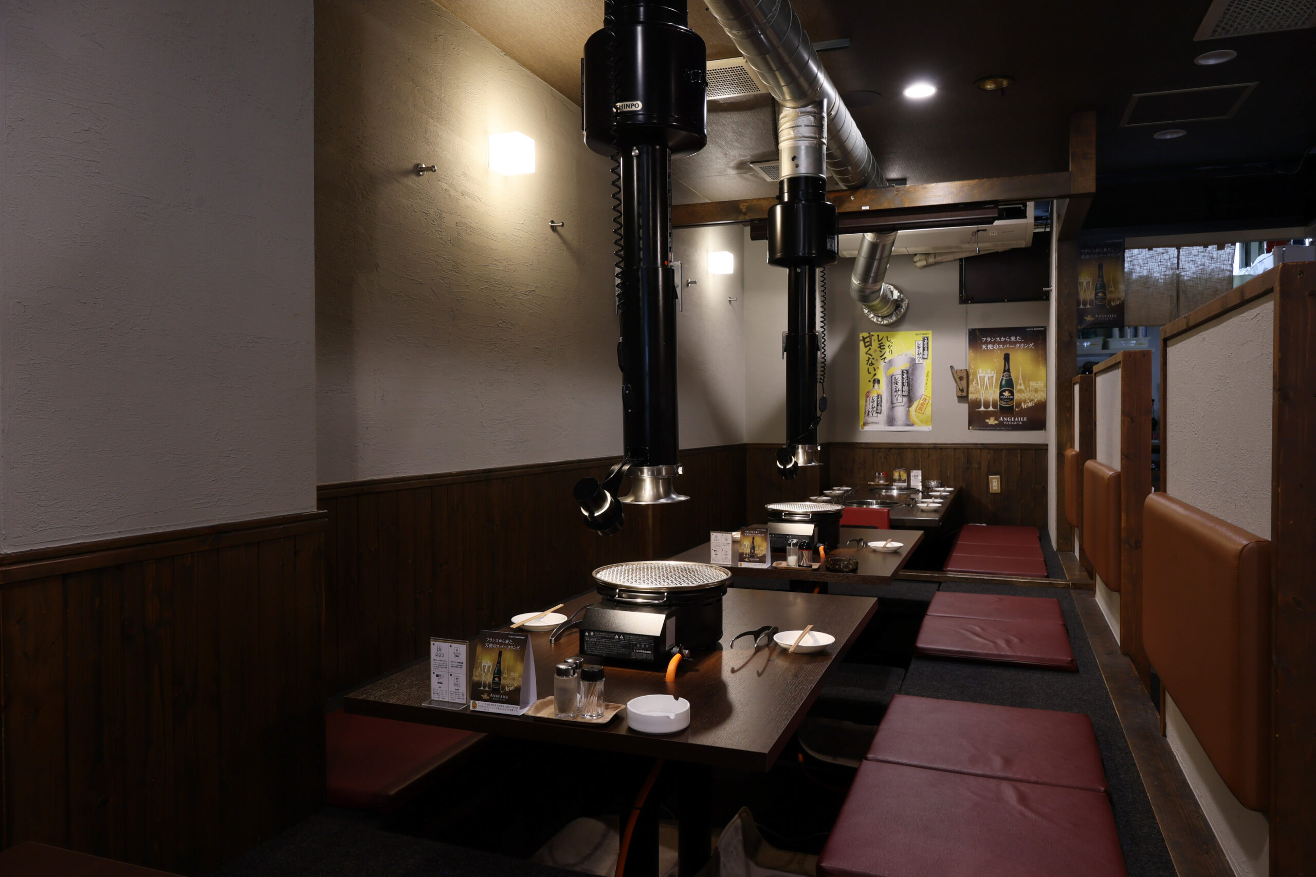 匂いや煙が充満しない〝無煙ロースター〟完備、掘りごたつ席は宴会におすすめ