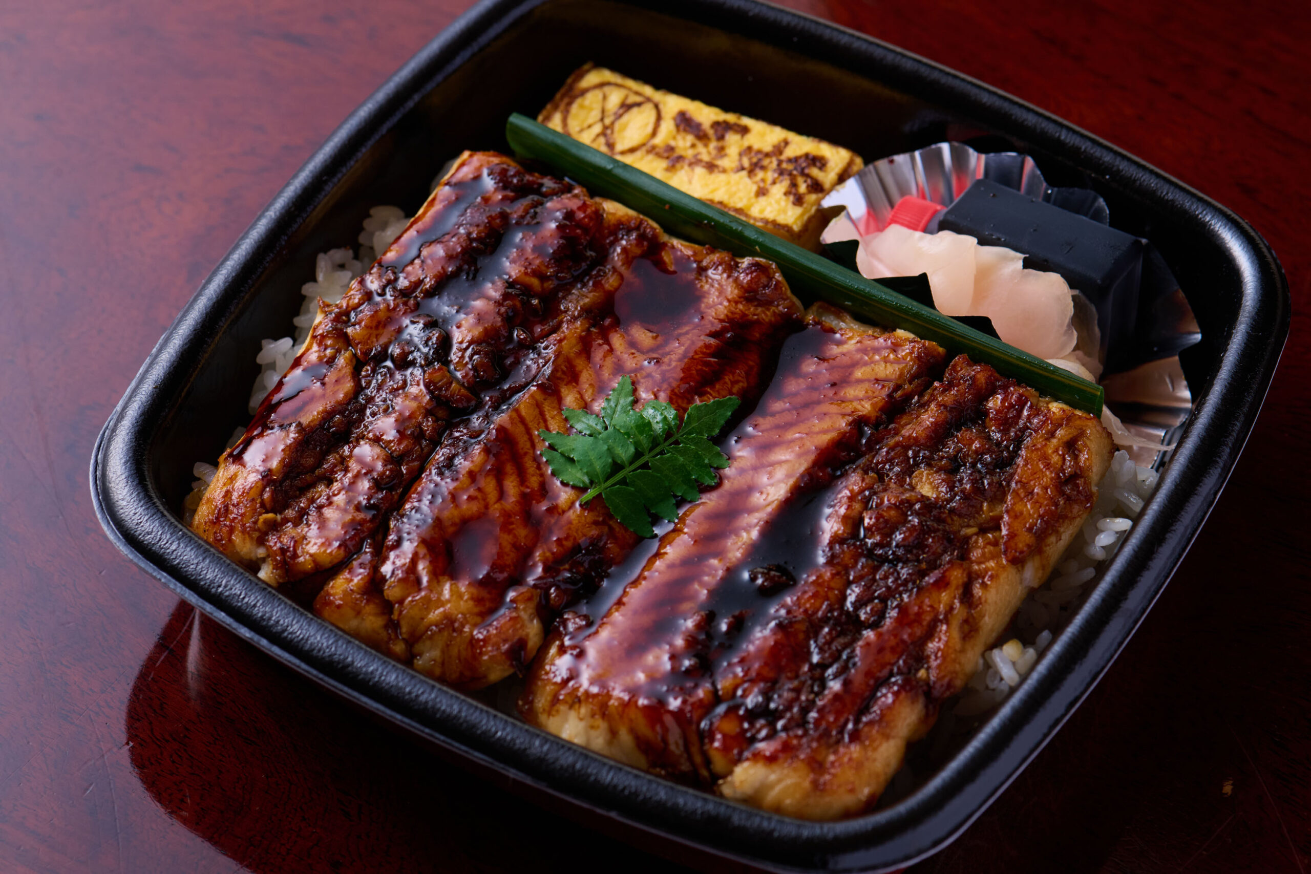 テイクアウトも可能な名物の穴子丼