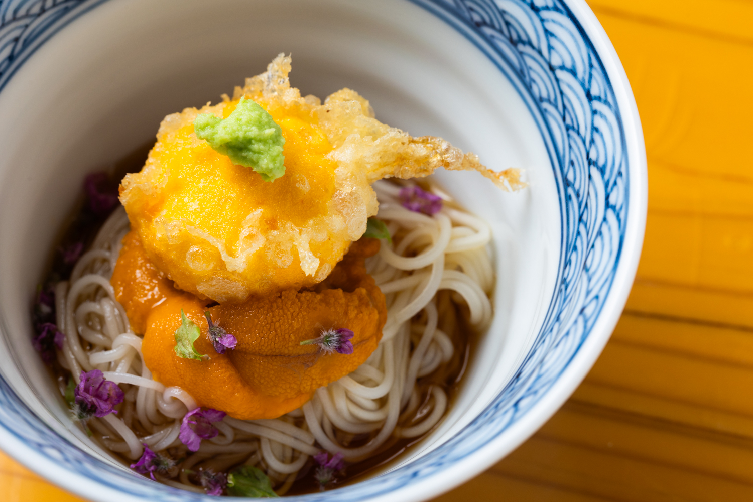 卵黄の天ぷらと生雲丹を絡めて味わう吉井素麺