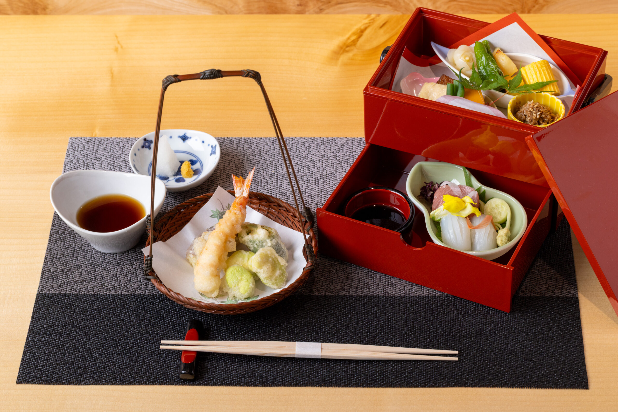 刺身や煮物が盛り付けられた華やかなお弁当が魅力のランチタイムの「おすすめコース」