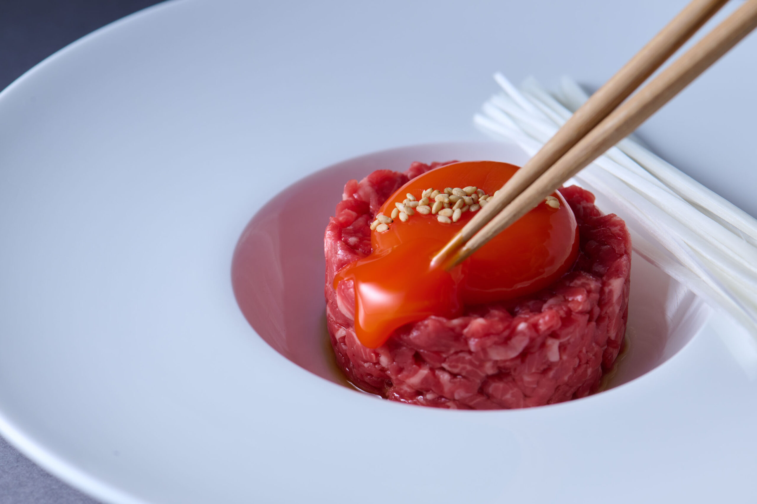 食感のバランスを整えながら丁寧にカットされた人気のユッケ
