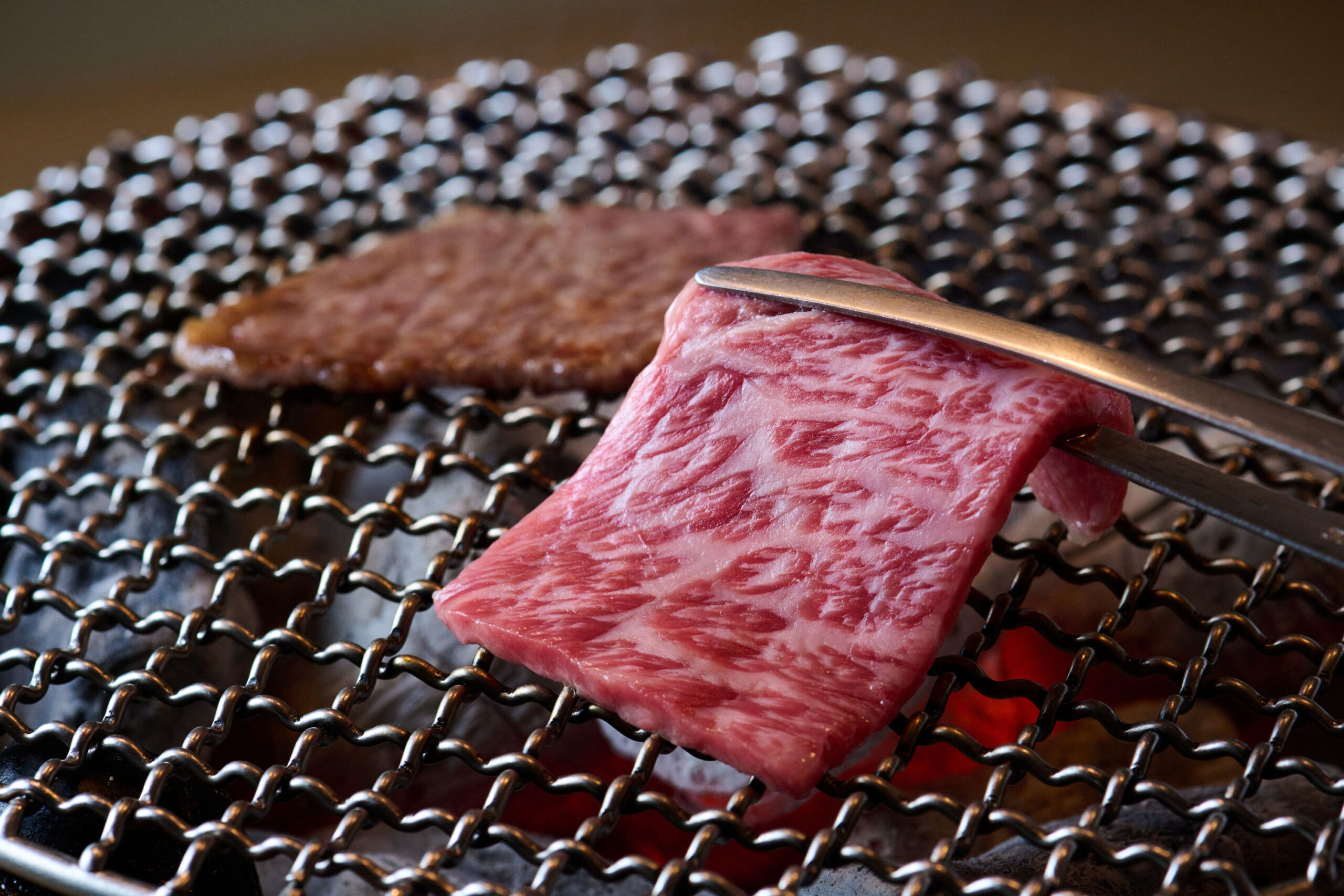 備長炭から立ち上る煙で燻し上げられる美味しい七輪焼肉