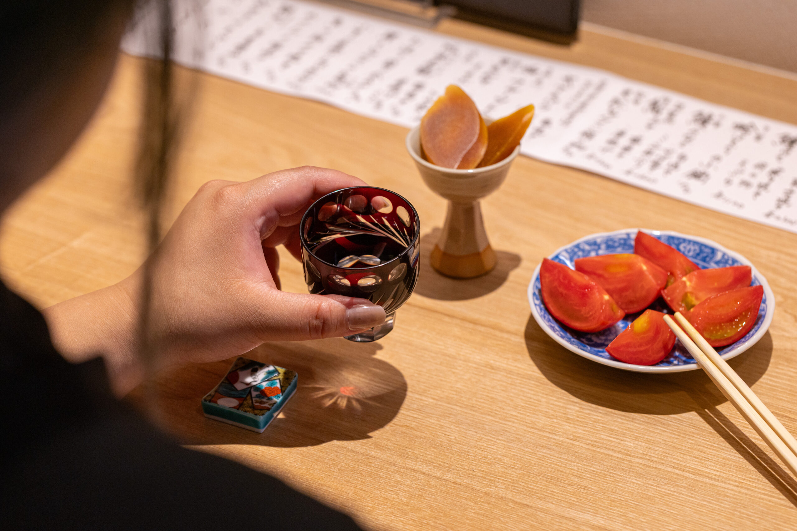 女性の一人飲みにも人気のカウンター席