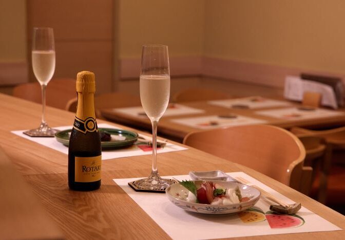 食べたい食材や調理法、料理内容を店主に伝えながら決めていく気楽で居心地の良い割烹料理屋