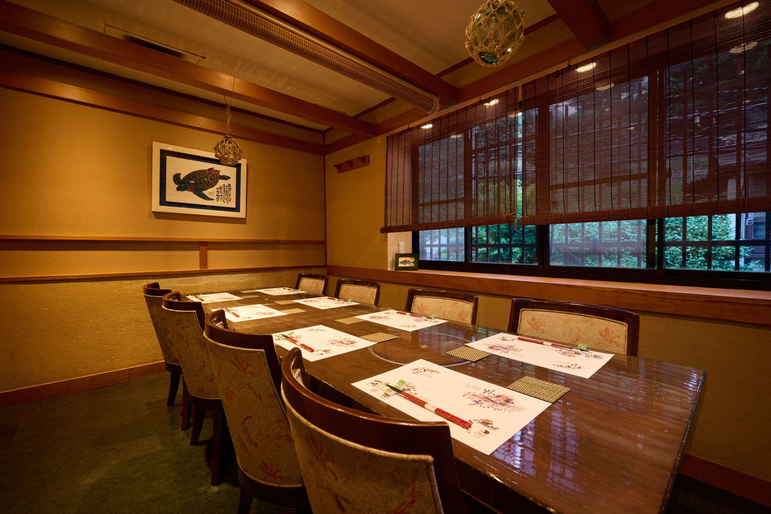 接待や会食、記念日ディナーに相応しい落ち着いた設えの個室完備