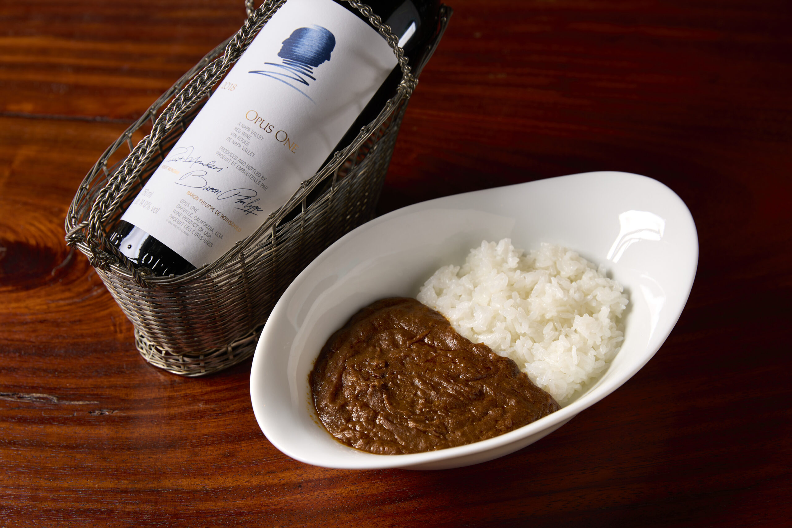 高級赤ワインをふんだんに用いて香りとコクにこだわったワインバーならではの特製カレー