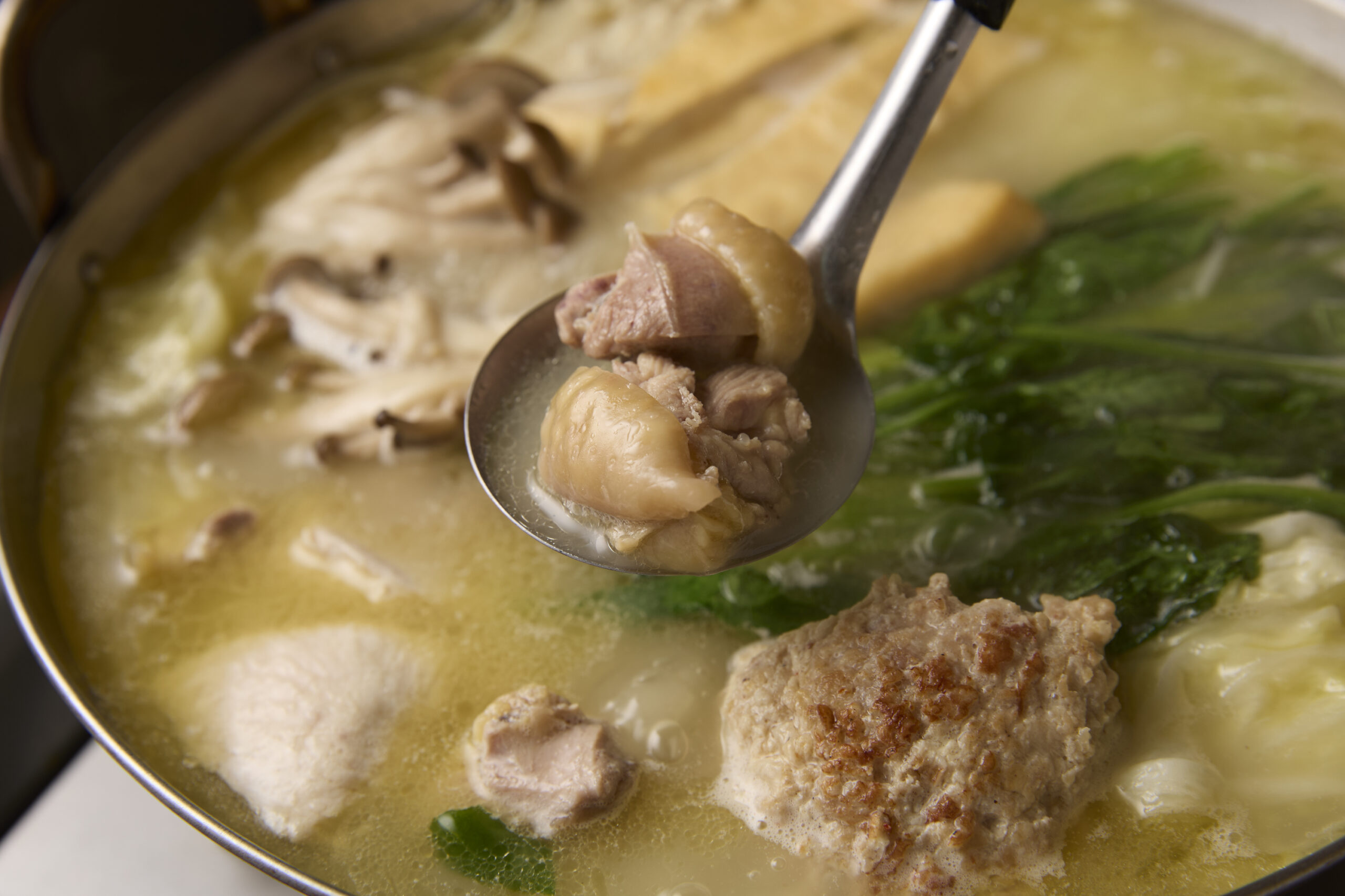 鶏ガラを8時間煮込んだ鶏白湯スープが美味しい人気の「水炊き鍋」