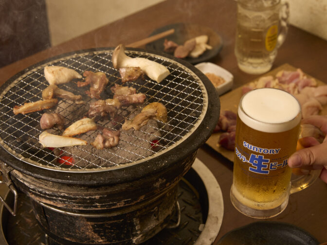 軍鶏と朝挽き地鶏の七輪炭火焼肉が名物