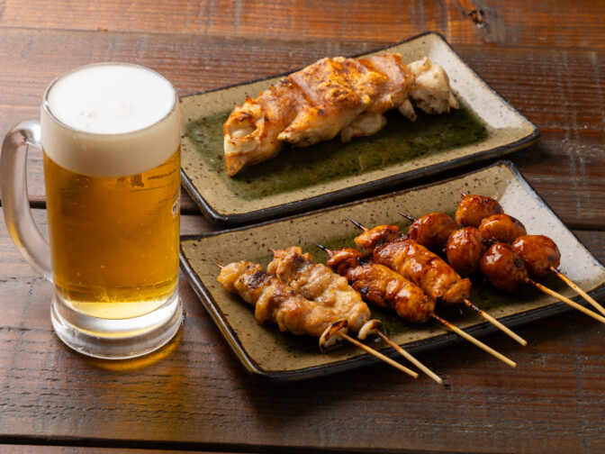 名物の炭火焼き鳥と焼き豚足を堪能できる居酒屋