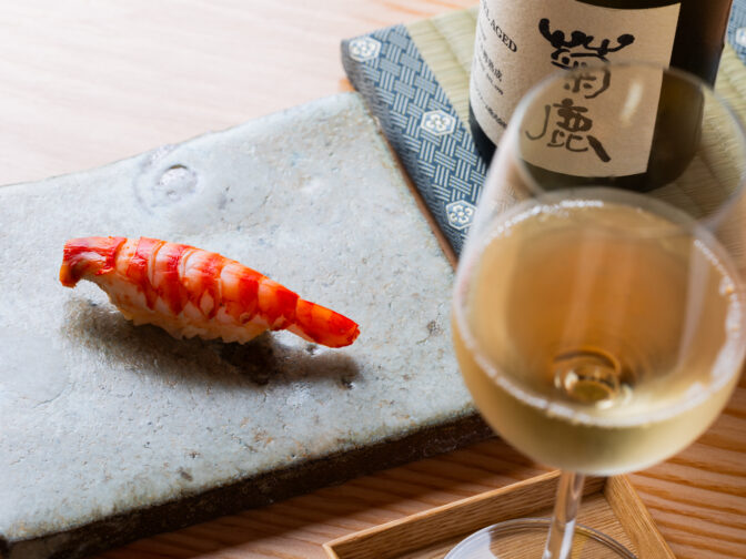 熊本・天草の魚介を用いた寿司と熊本県産〝菊鹿ワイン〟のペアリングがおすすめ