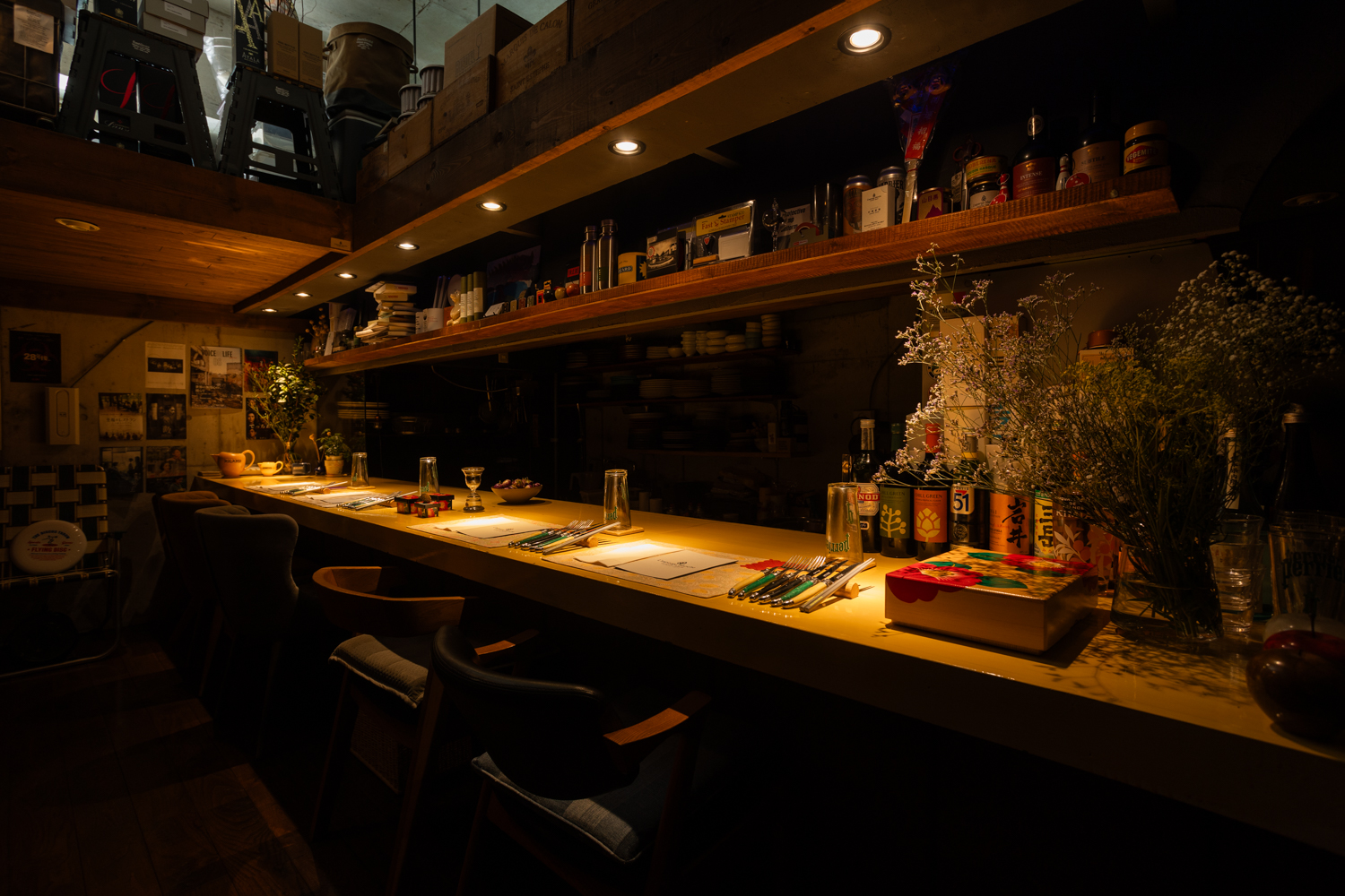 おしゃれな雰囲気の中で調理の臨場感を楽しめるオープンカウンター