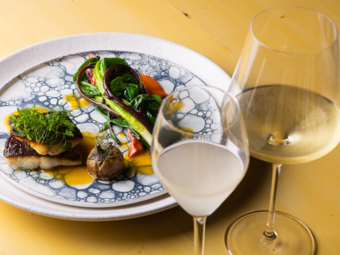 美味しいフレンチと種類豊富なワイン、日本酒、焼酎のマリアージュが人気