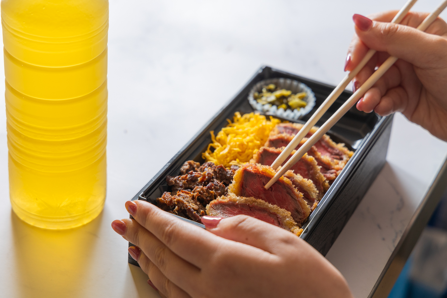 サクサクの薄衣をまとわせたジューシーな名物料理「牛かつ」