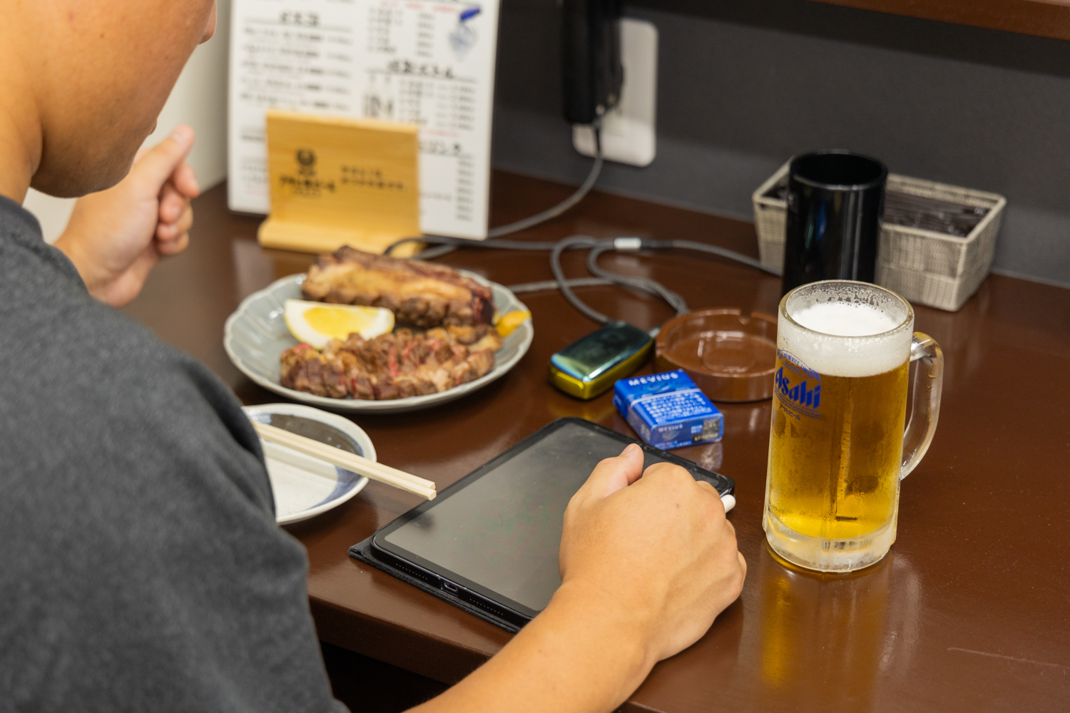 コンセント付きのカウンター席が人気、飲み会にはレイアウト変更可能なテーブル席がおすすめ