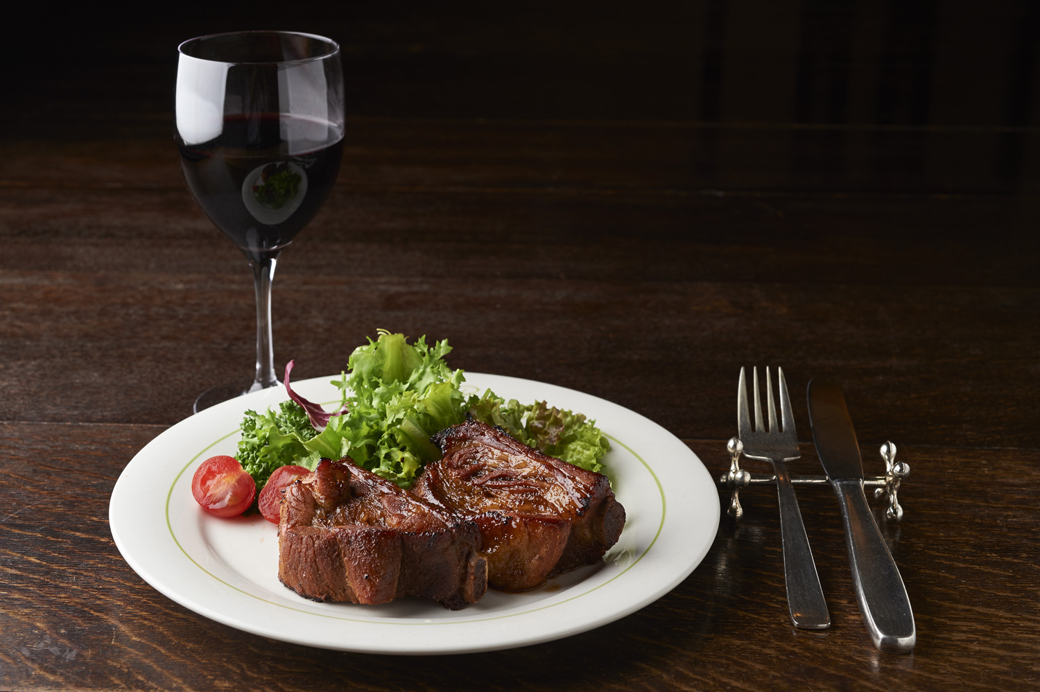 お酒との相性が抜群のステーキ