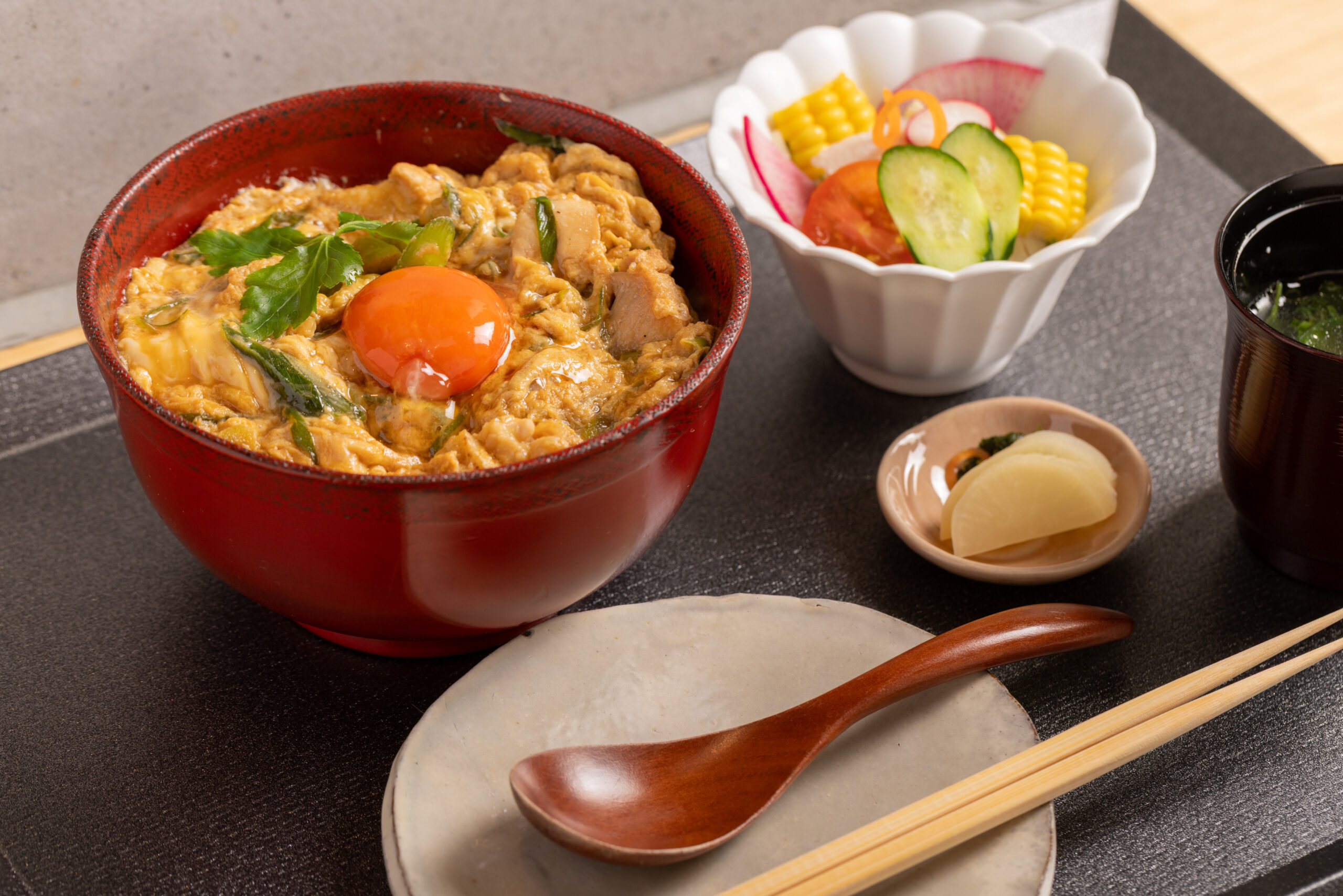 人気の「親子丼ランチ」はたっぷりの鶏肉と濃厚な卵が織り成す絶品の美味しさ