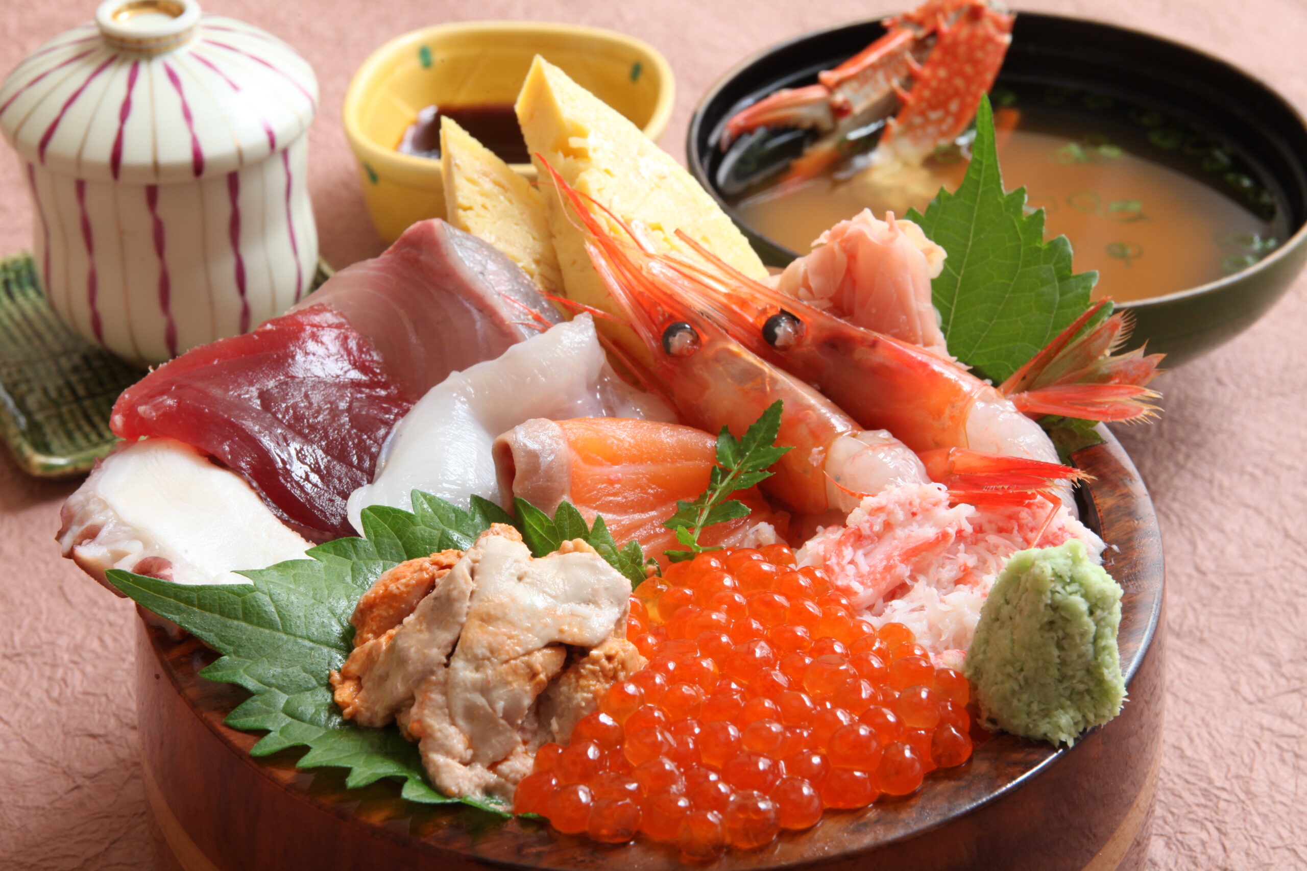 10種類のネタを溢れそうなほど豪快に盛り付けた「松喜丼（自家製飛騨牛プリン付き）」