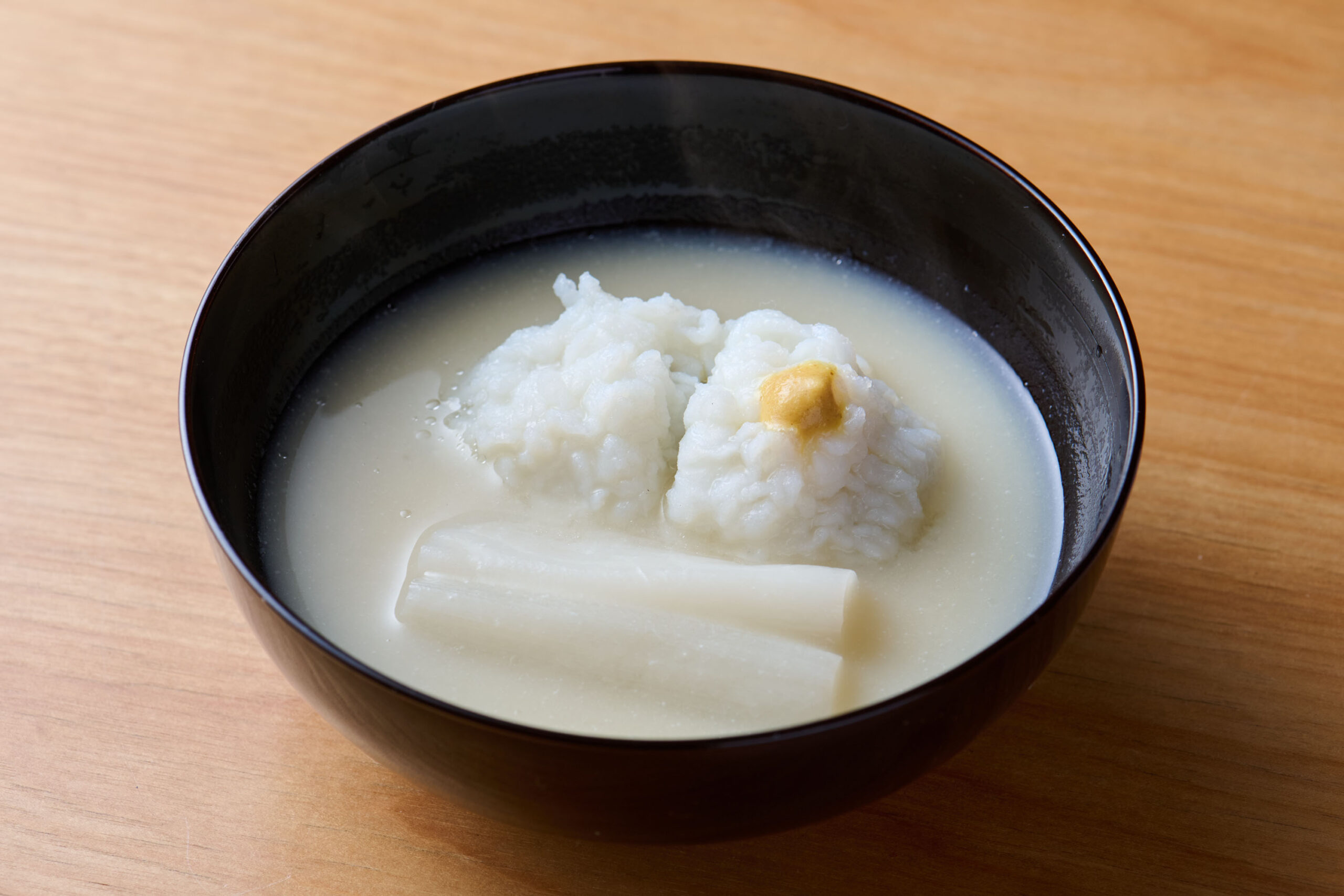 鰹節の芳醇な香りと鮪の力強い旨味が合わさり素材の滋味を丁寧に引き出した人気の「お椀」