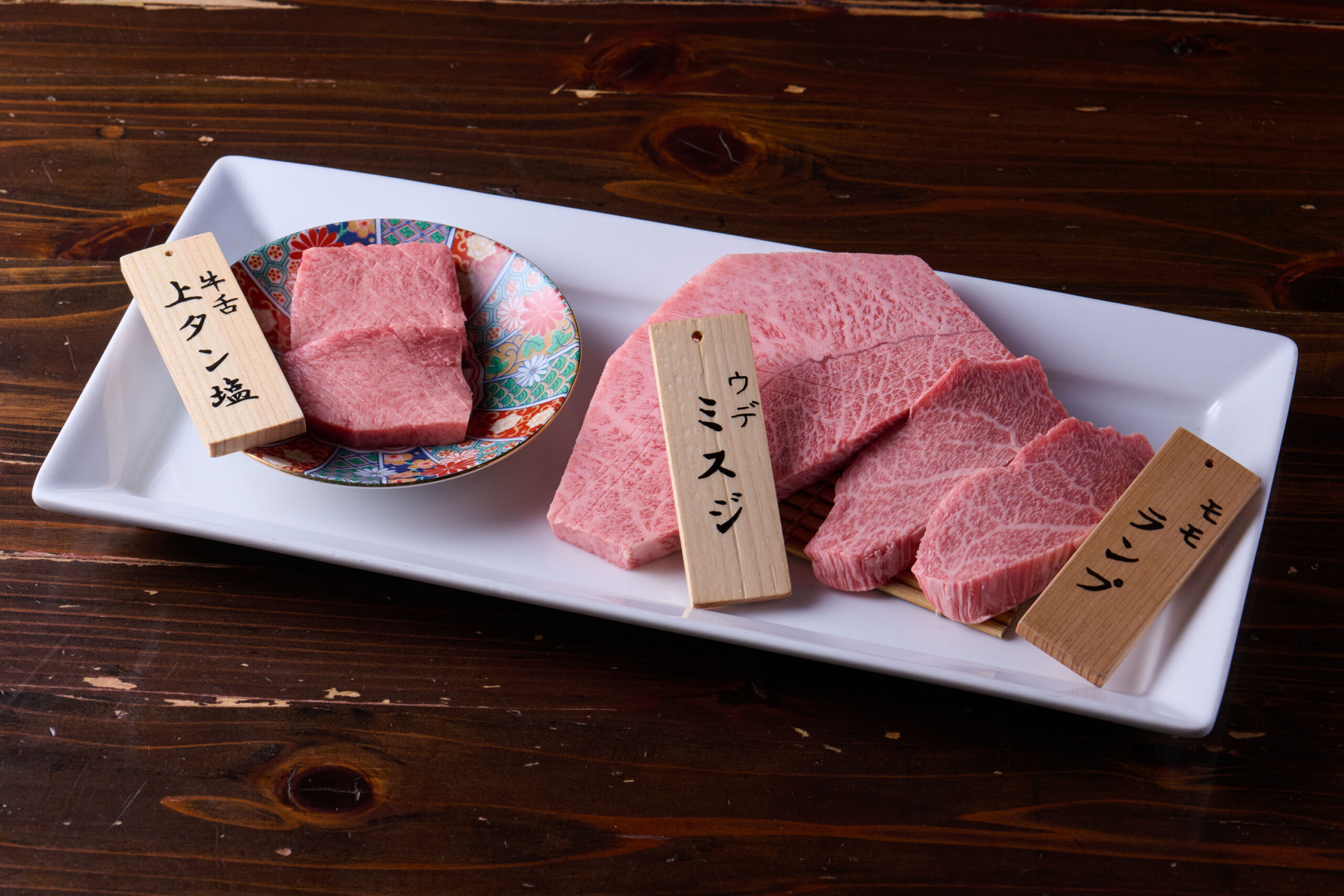 秘伝のタレをまとわせて七輪の炭火で香ばしく焼き上げる仙台牛焼肉がおすすめ