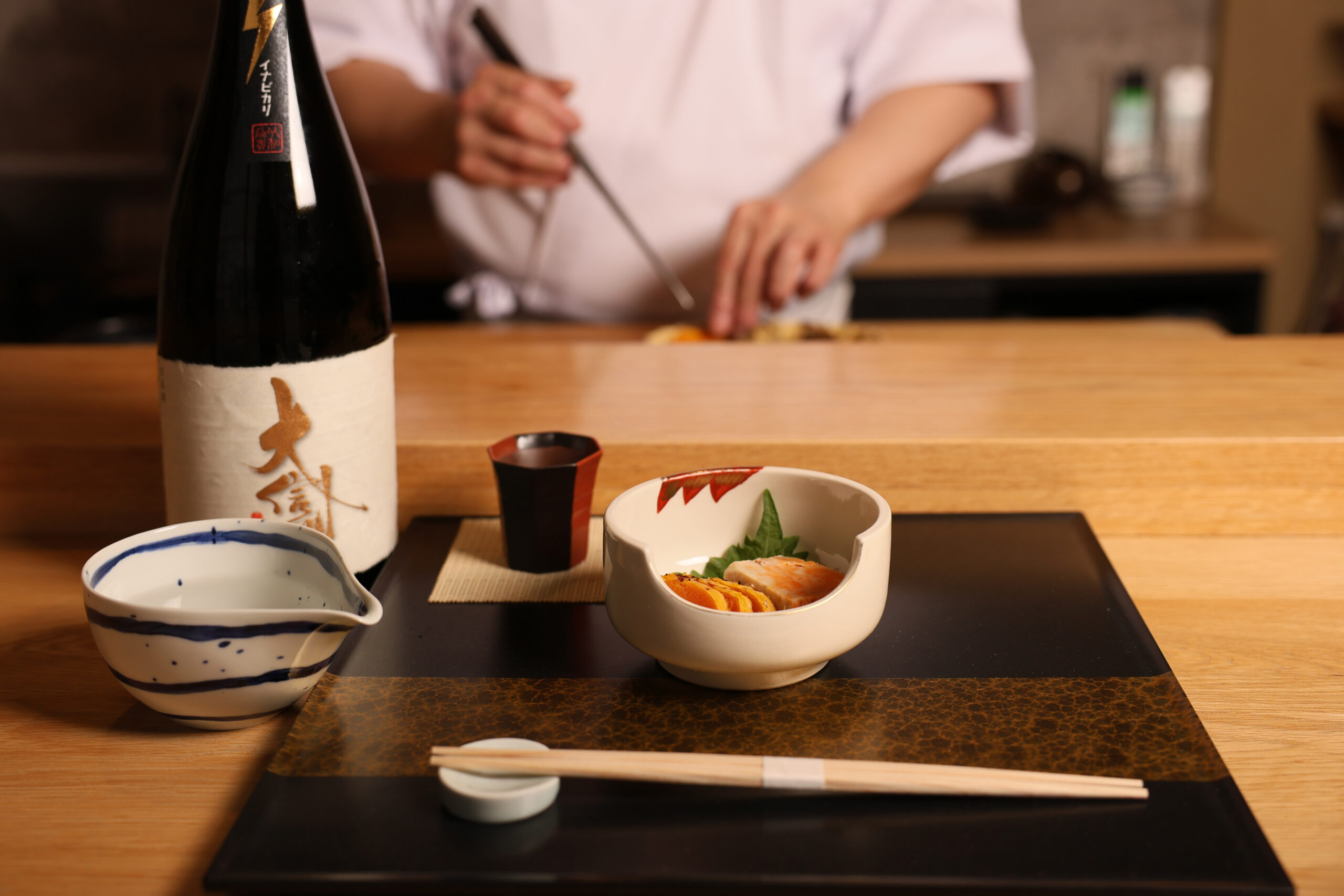 お酒が進むつまみの逸品から始まり、北海道ならではの海鮮で握る寿司へと進む人気のおまかせコース