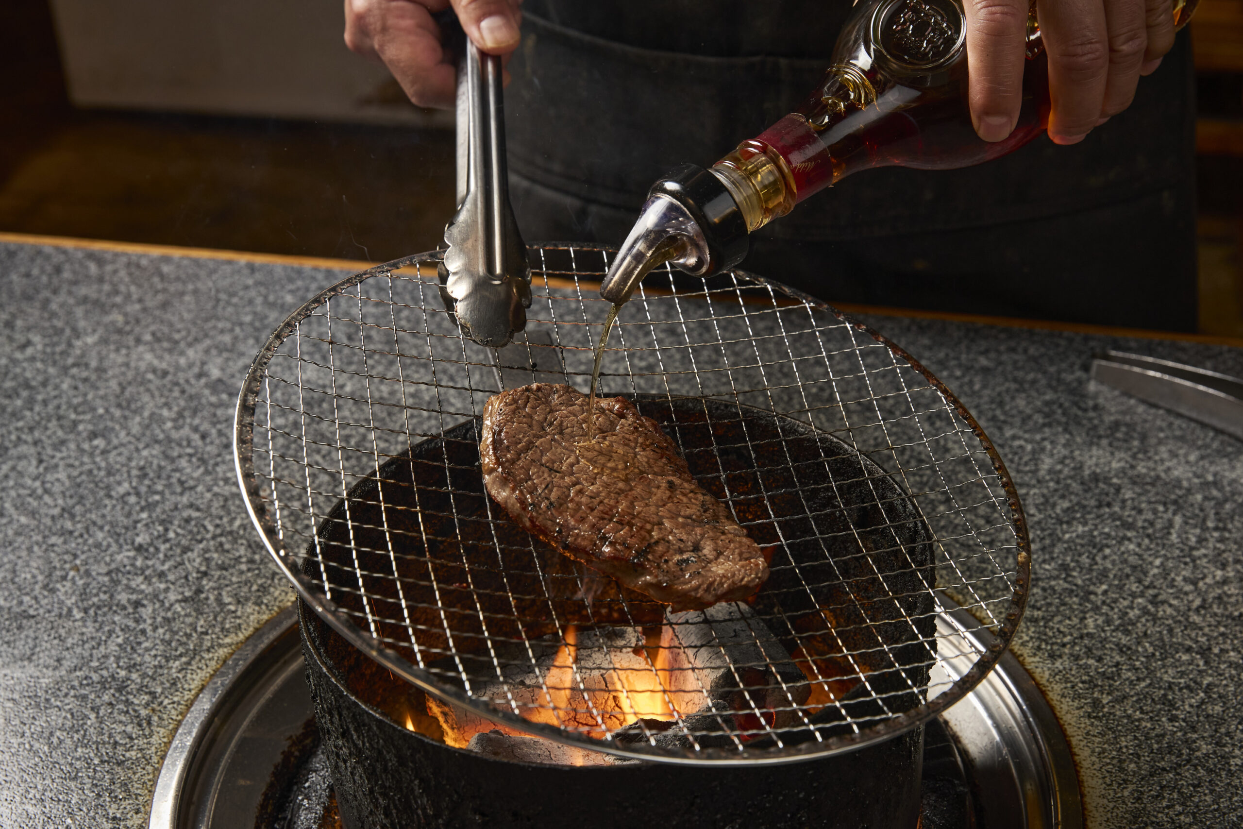 シーンを盛り上げるフランベなどのライブ感溢れるパフォーマンスが人気